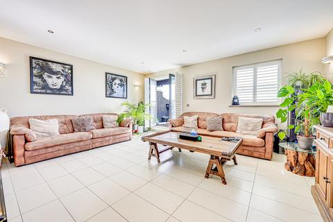 2 bedroom penthouse for sale, Grand Parade, Leigh-on-Sea