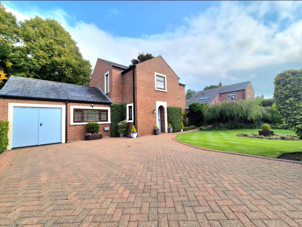 Driveway to the front