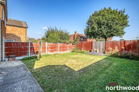 10 Stuart Close, Chelmsford, CM2 7AR