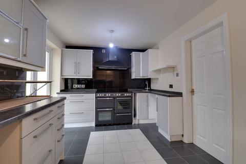 5 bedroom detached house to rent, Cornwall Drive, Stafford ST17