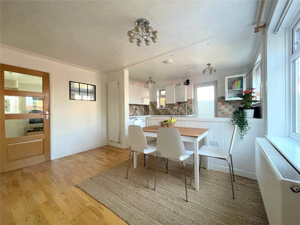 Stratton Heights Stratton Heights, Cirencester... 3 bed detached house - £390,000