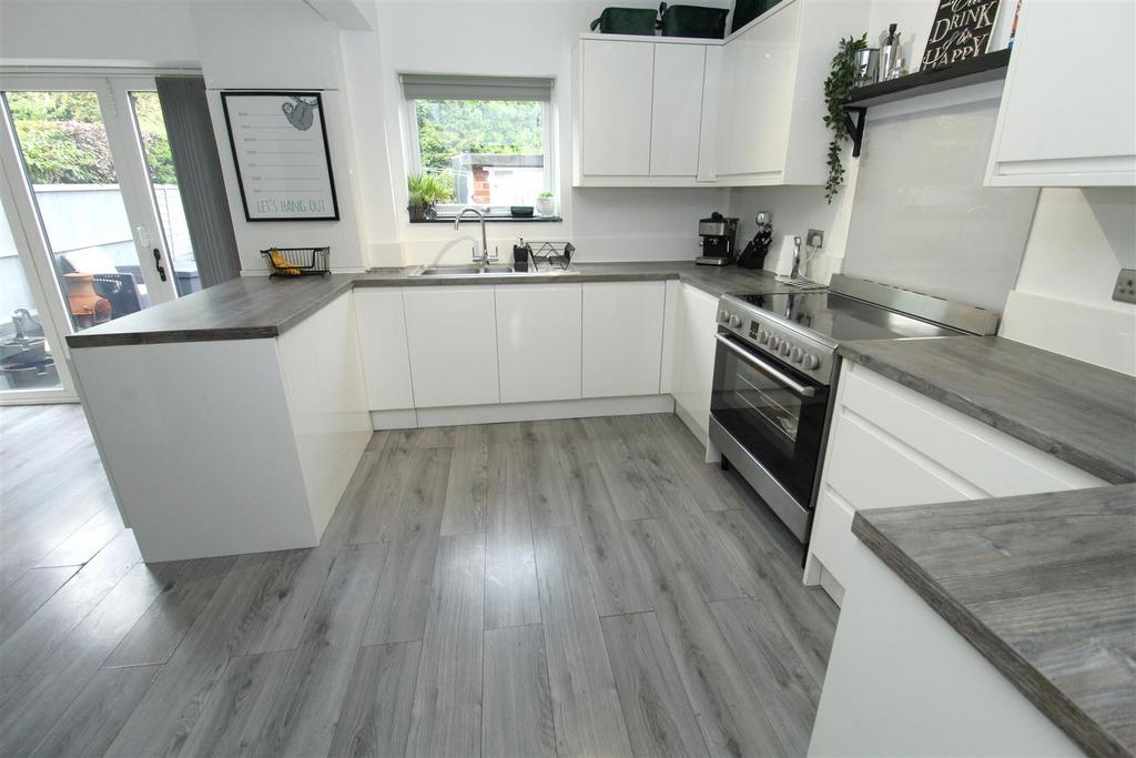 Kitchen2.JPG