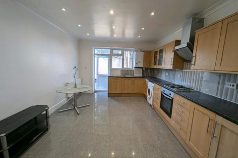 3 bedroom ground floor flat to rent, Bryony Road, London W12