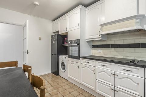 2 bedroom flat to rent, Mountcombe Close, Surbiton KT6