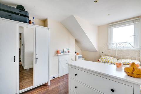 2 bedroom flat to rent, Morella Road, London
