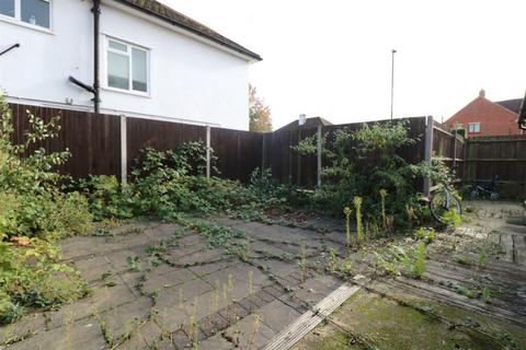 Studio to rent, Cator Crescent, New Addington, Croydon, CR0