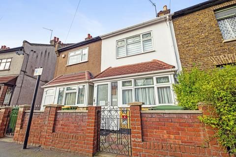 3 bedroom terraced house to rent, Roman Road, London, E6