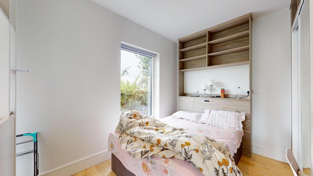 Stanwell Road Studio to rent £1,200 pcm (£277 pw)