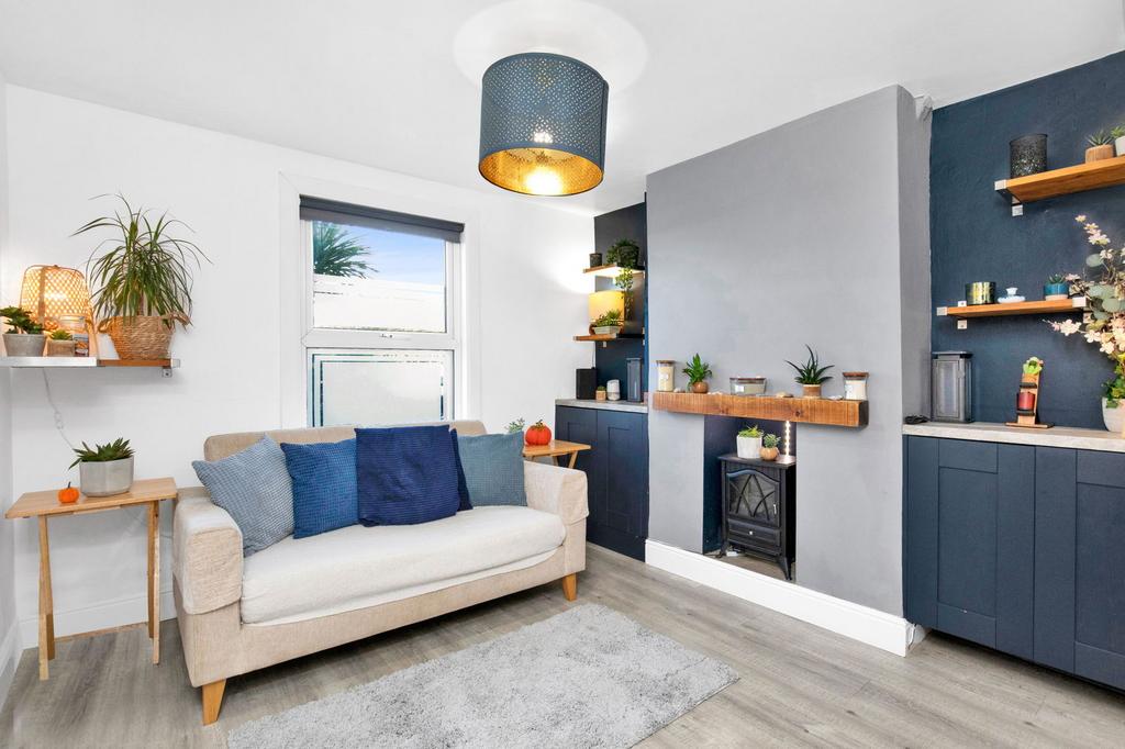 Park Road, Caterham CR3 2 bed terraced house for sale £375,000