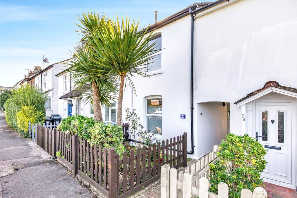Park Road, Caterham CR3 2 bed terraced house for sale £375,000
