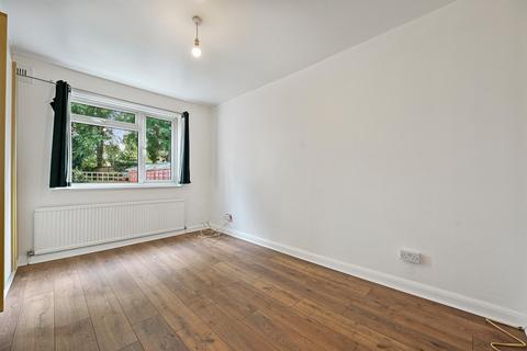 2 bedroom maisonette to rent, Methuen Close, Edgware, HA8