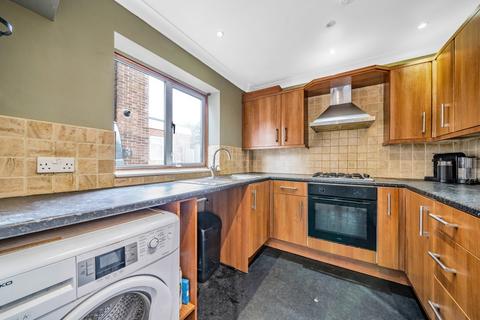 5 bedroom flat to rent, Lunedale Road Dartford DA2