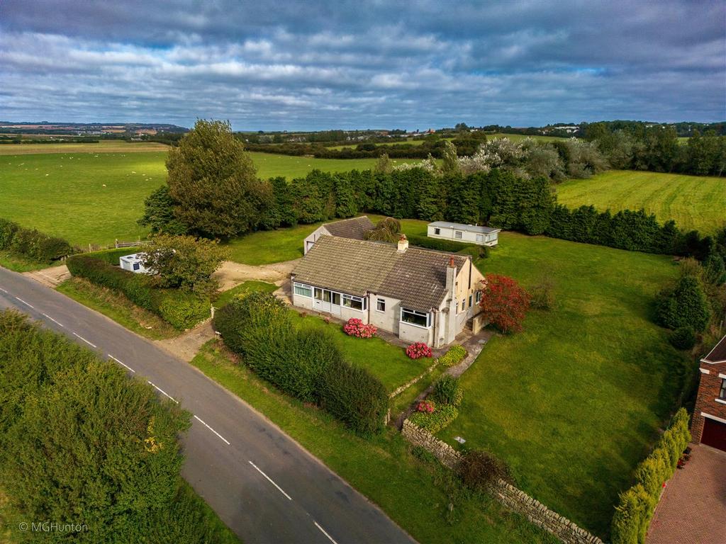 Filey Road, Gristhorpe, Filey 5 bed detached house - £450,000