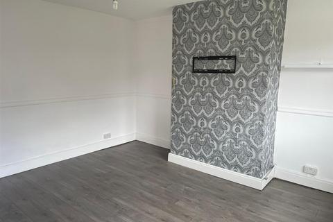 2 bedroom house to rent, Central Avenue, Tipton