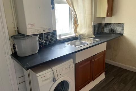 2 bedroom house to rent, Central Avenue, Tipton