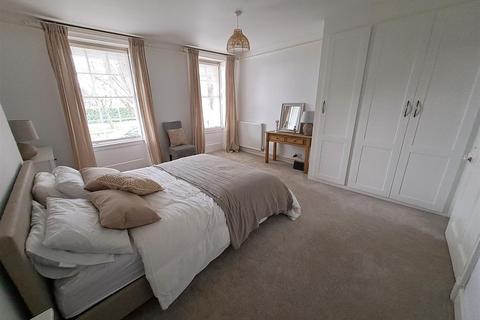 2 bedroom flat to rent, South Terrace, Littlehampton