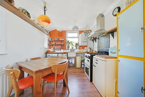 2 bedroom flat for sale, Ferntower Road, London