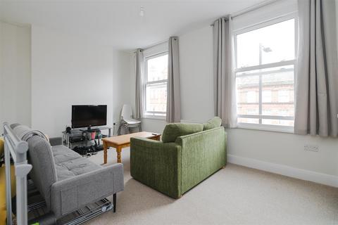 3 bedroom flat to rent, King Street, London