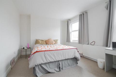 3 bedroom flat to rent, King Street, London