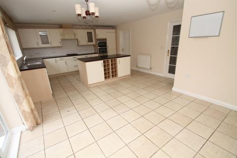 5 bedroom detached house to rent, Mimosa Drive, Reading RG2