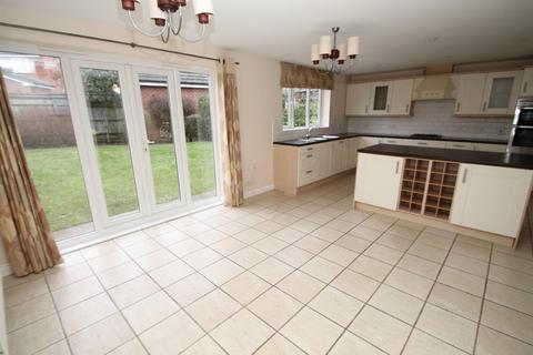 5 bedroom detached house to rent, Mimosa Drive, Reading RG2