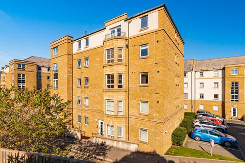 13/8 Dicksonfield, Edinburgh, EH7 5NE