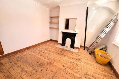 1 bedroom end of terrace house to rent, South End Grove, Leeds