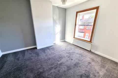 1 bedroom end of terrace house to rent, South End Grove, Leeds