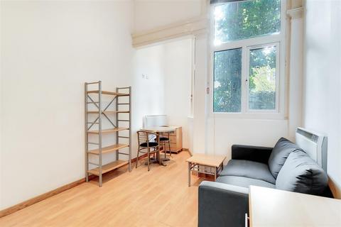 Studio to rent, Linden Gardens, London W2