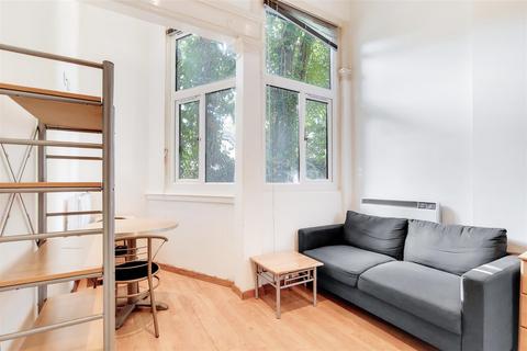 Studio to rent, Linden Gardens, London W2