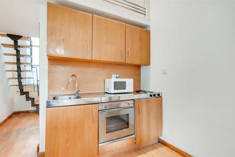 Studio to rent, Linden Gardens, London W2