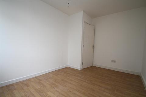 3 bedroom flat to rent, Station Parade, High Road Leyton