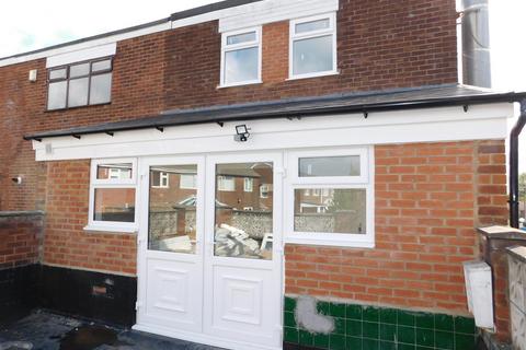 3 bedroom maisonette to rent, Somerset Road, Failsworth, Manchester