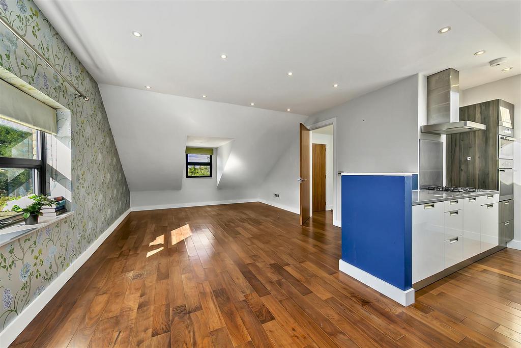 Coleshill Road, Teddington 2 bed apartment for sale £600,000