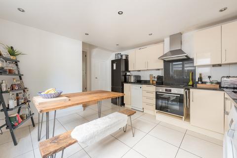 2 bedroom flat to rent, Josephine Avenue, London SW2