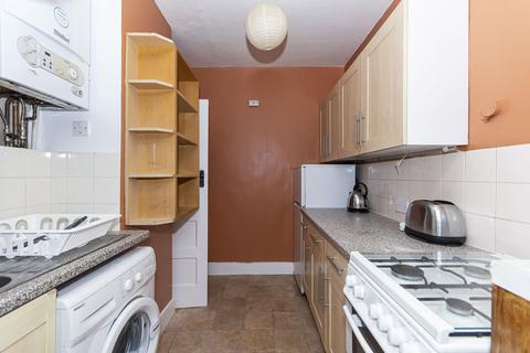 2 bedroom flat to rent, Poynders Road, Clapham SW4