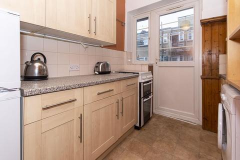 2 bedroom flat to rent, Poynders Road, Clapham SW4