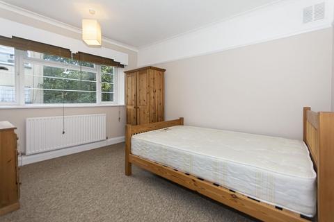 2 bedroom flat to rent, Poynders Road, Clapham SW4