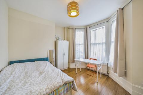 3 bedroom apartment to rent, Palermo Road London NW10