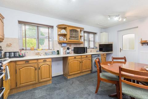 33 Alberta Drive, Smallfield, Horley, RH6 9QU