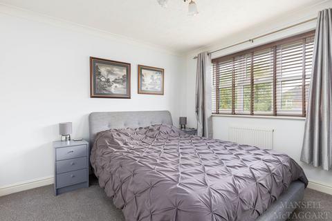 33 Alberta Drive, Smallfield, Horley, RH6 9QU