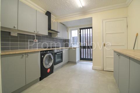 3 bedroom terraced house to rent, Waller Avenue Luton LU4 9RR