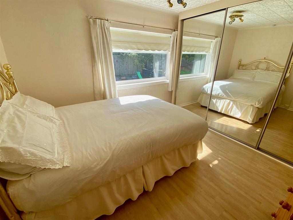 Bed 2.jpg
