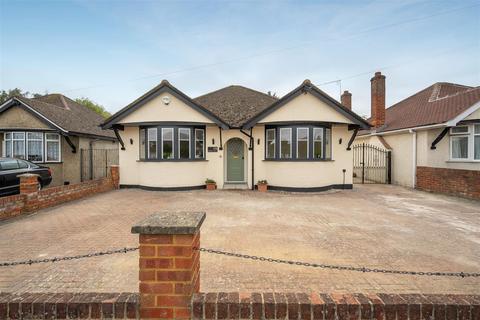 2 bedroom detached bungalow for sale, St. Andrews Crescent, Windsor