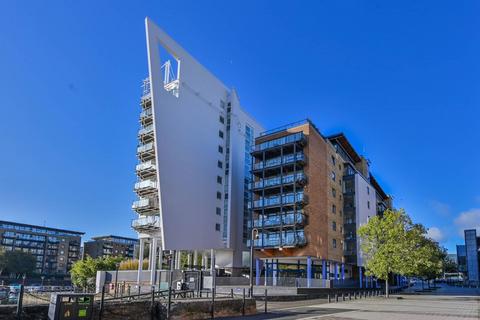 3 bedroom flat to rent, Berglen Court, Limehouse, London, E14