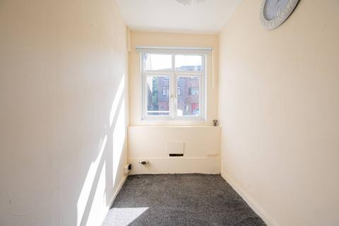 3 bedroom flat to rent, Love Lane, Mitcham, CR4