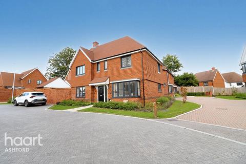 4 bedroom detached house for sale, Wellingtonia Close, Ashford