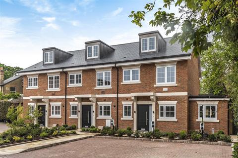 3 bedroom terraced house to rent, High Street, Hampton Hill