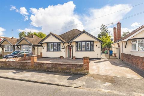 2 bedroom detached bungalow for sale, St. Andrews Crescent, Windsor