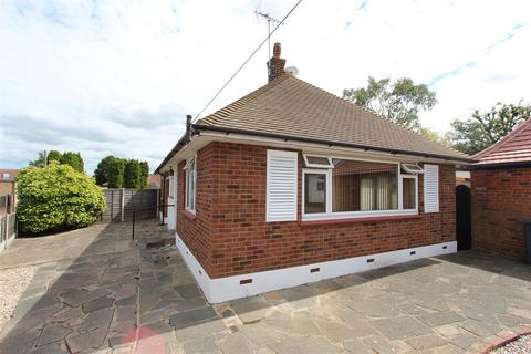 2 bedroom detached bungalow to rent, Broadlawn, Leigh-on-Sea SS9